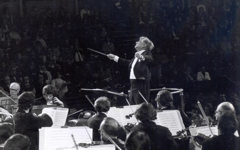 Leonard Bernstein conducts the LSO at the Royal Albert Hall, 1966