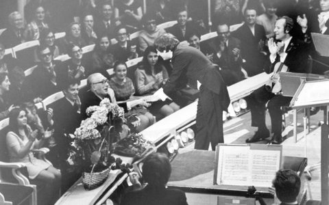 André Previn, Principal Conductor 1968–79, takes a bow, 1970